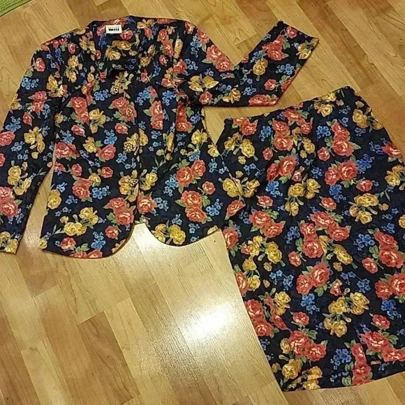 Leslie Faye 1980's Vintage Floral 2 Piece Skirt/ Top Set 8 - Picture 2 of 9